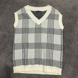 SHEIN V-Neck Plaid Sweater Vest in Black and White